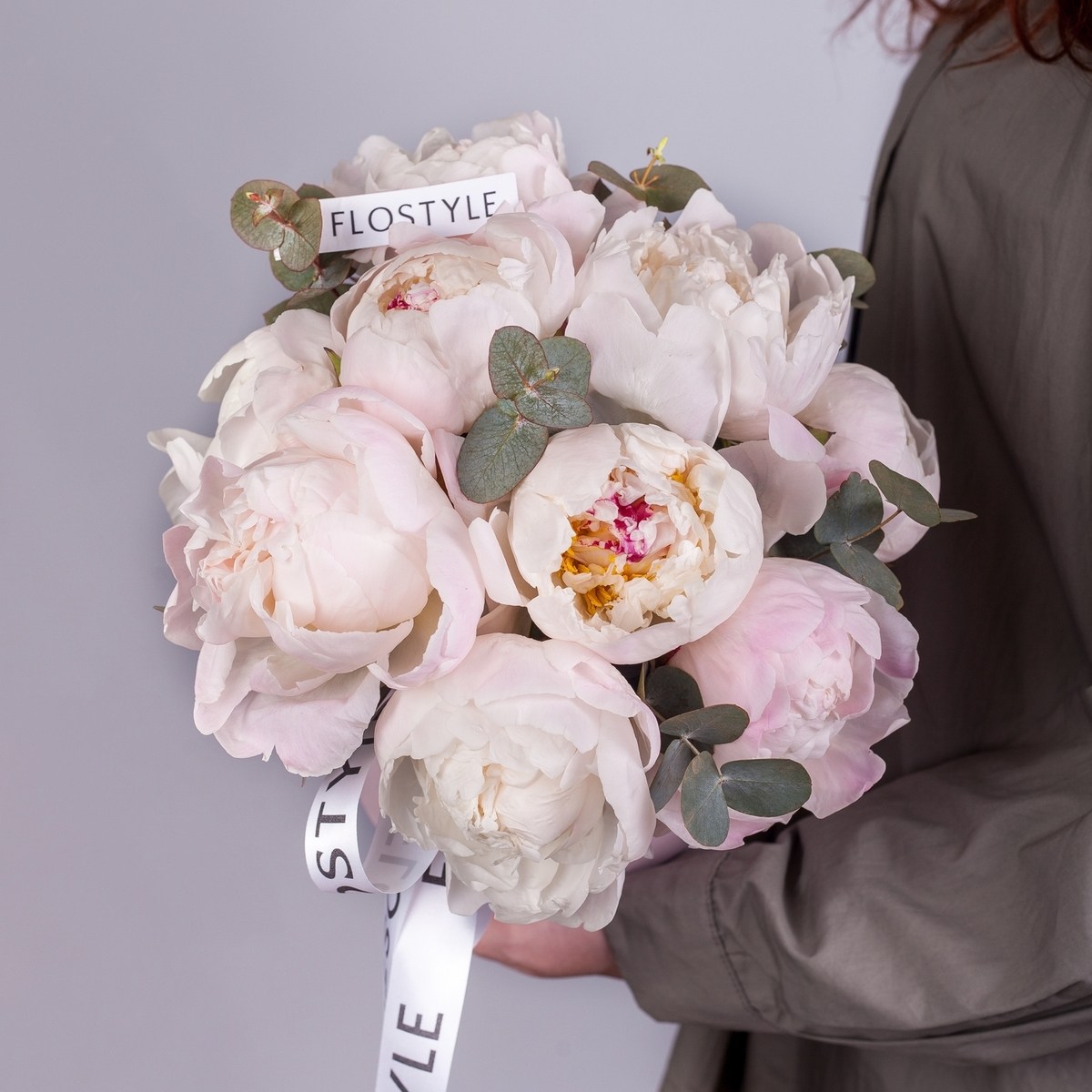 9 пионов в коробке